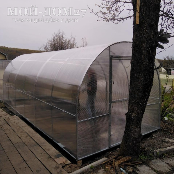 Теплица Трубная 2,5х6 метров с поликарбонатом | Мой-Дом27 | Каркас изготовлен из оцинкованной замкнутой трубы 20*20 мм.<br>
 <b>Ширина - 2,5 метра.</b>&nbsp;Высота - 2,15 метра. Длина - 6 метров.<br>
 Выдерживаемая снеговая нагрузка - 100 кг/м2. Выдерживаемая ветровая нагрузка - до 22 м/с.&nbsp;<br>
 Расстояние между дугами 1 метр.&nbsp;<b>Толщина металла дуг 1,2 мм.</b>&nbsp;Ширина двери 0,96 метра.<br>